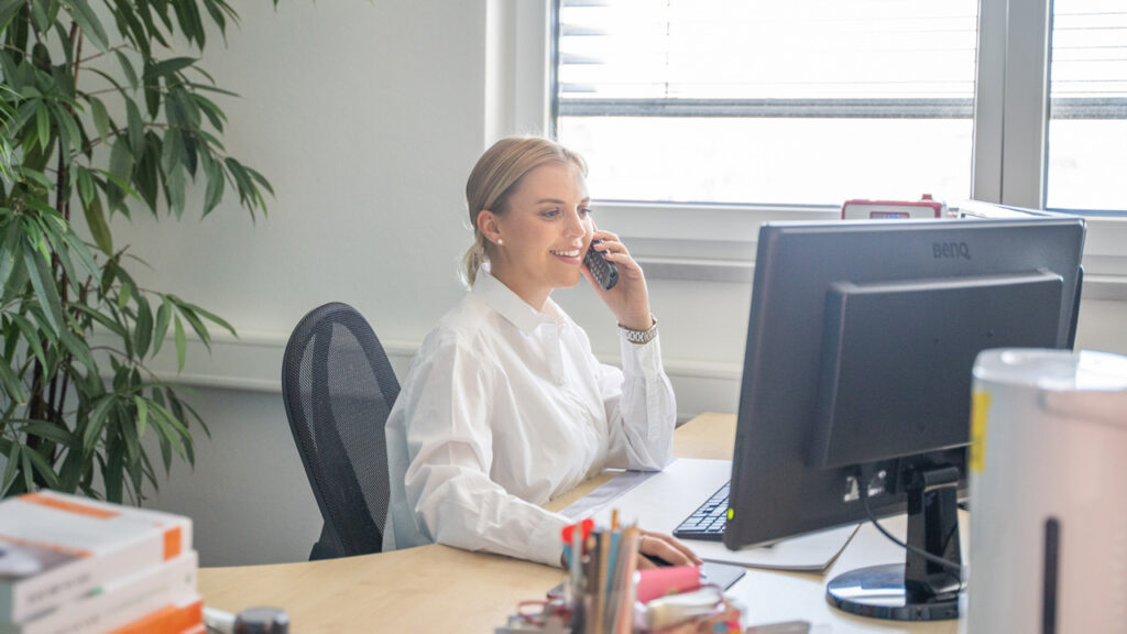 Nicole Eberlein steht unseren Kunden mit ihrer Expertise und ihrem empathischen Verständnis zur Seite, um sie umfassend und individuell bei Kodierrevisionen zu beraten.