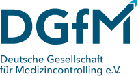 Das Logo zeigt den Schriftzug „DGfM“ in blauer Schrift. Der Buchstabe „M“ ist dabei grafisch besonders gestaltet: Der rechte obere Teil des „M“ ist als ansteigender Pfeil dargestellt, der nach oben rechts zeigt. Unter dem großen Schriftzug befindet sich der Text „Deutsche Gesellschaft für Medizincontrolling e.V.“ in kleinerer blauer Schrift.