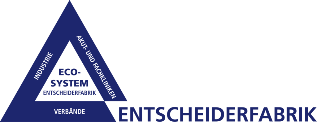 Das Logo zeigt ein großes, dunkelblaues Dreieck, in dessen Mitte der Text „ECO-SYSTEM ENTSCHEIDERFABRIK“ steht. Die Seiten des Dreiecks sind ebenfalls beschriftet: Auf der linken Seite steht „INDUSTRIE“, auf der rechten Seite „AKUT- UND FACHKLINIKEN“ und auf der unteren Seite „VERBÄNDE“. Rechts neben dem Dreieck befindet sich der Schriftzug „ENTSCHEIDERFABRIK“ in großen, dunkelblauen Buchstaben.