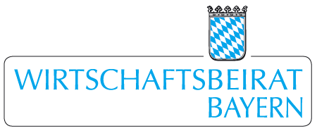 Das Logo zeigt den Schriftzug "Wirtschaftsbeirat Bayern" in blauer Farbe. Links daneben befindet sich ein Wappenschild mit einem weiß-blauen Rautenmuster, das an das bayerische Staatswappen erinnert, sowie einer stilisierten Krone darüber. Der Schriftzug ist von einem abgerundeten Rahmen umgeben, während das Wappen oben frei steht und nicht vollständig eingrahmt ist. Das Wappen ist eine vereinfachte Version des bayerischen Staatswappens.