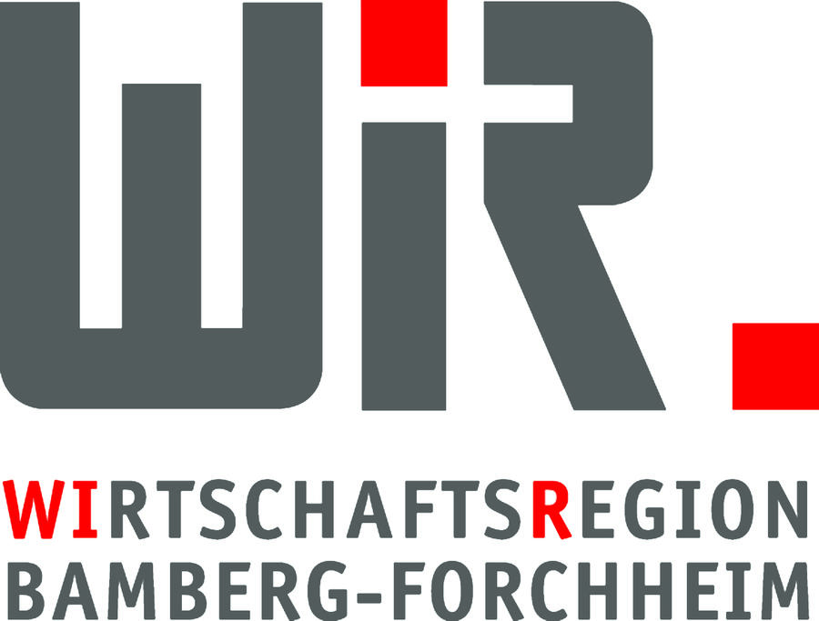 Das Logo zeigt den Schriftzug „WIR“ in großen, grau gefärbten, blockartigen Buchstaben. Das „i“ ist stilisiert, indem der Punkt darüber als rotes Quadrat dargestellt ist. Direkt darunter steht der Text „WIRTSCHAFTSREGION BAMBERG-FORCHHEIM“ in Großbuchstaben. Das „W“ und „R“ in „WIRTSCHAFTSREGION“ sind rot hervorgehoben, während der restliche Text in Grau gehalten ist.